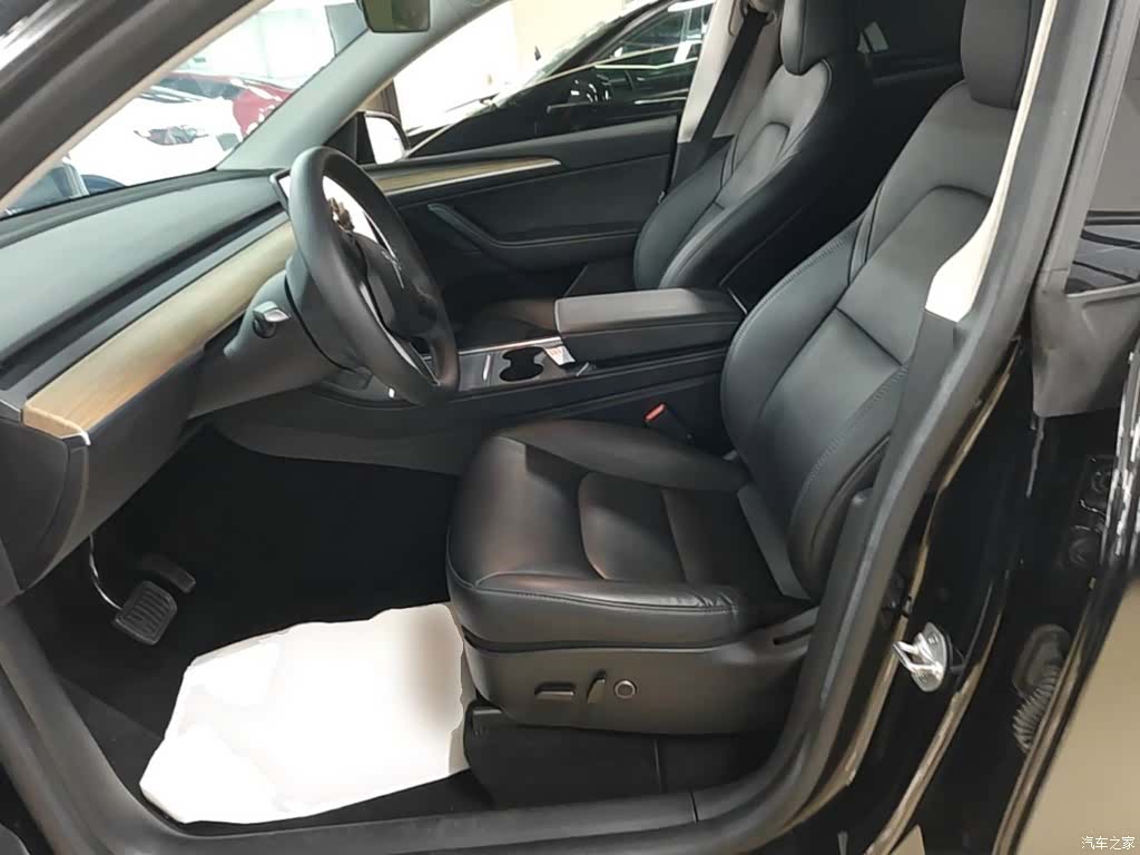 Tesla Model Y, 2023 15