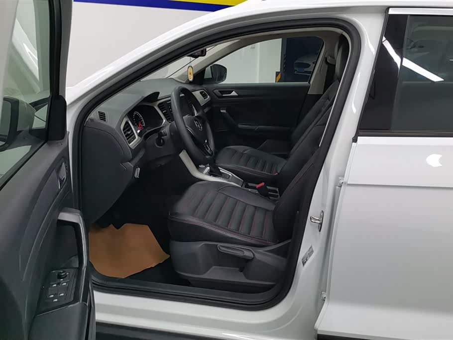 Volkswagen T-ROC exploring Songs