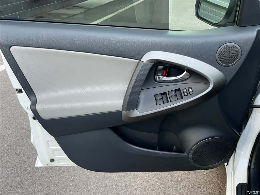 Toyota RAV4, 2011 9