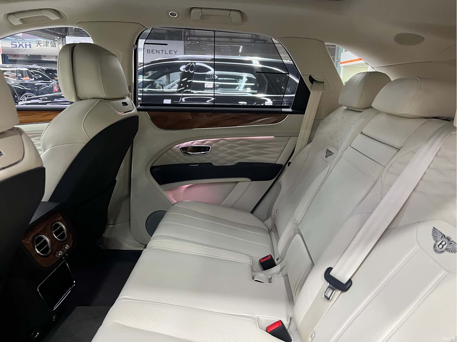 Bentley Bentayga, 2024 18