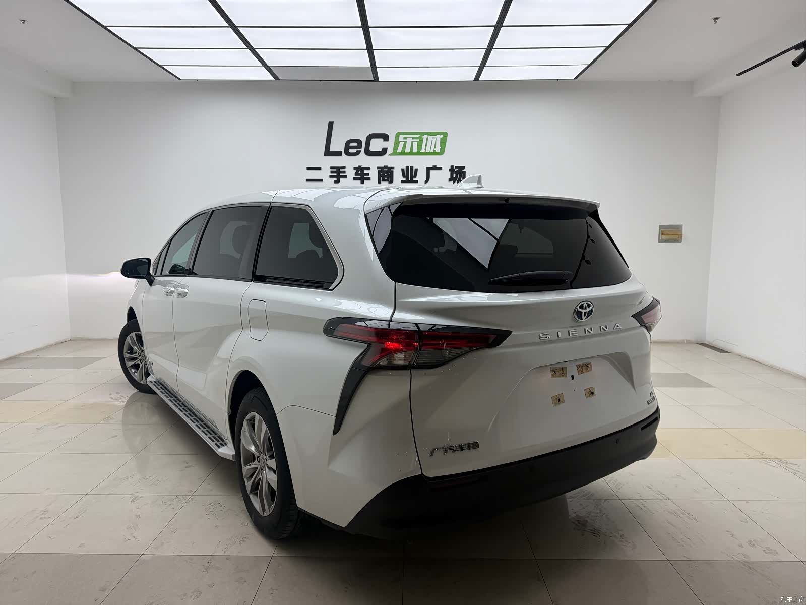 Toyota Sienna, 2023 все фото