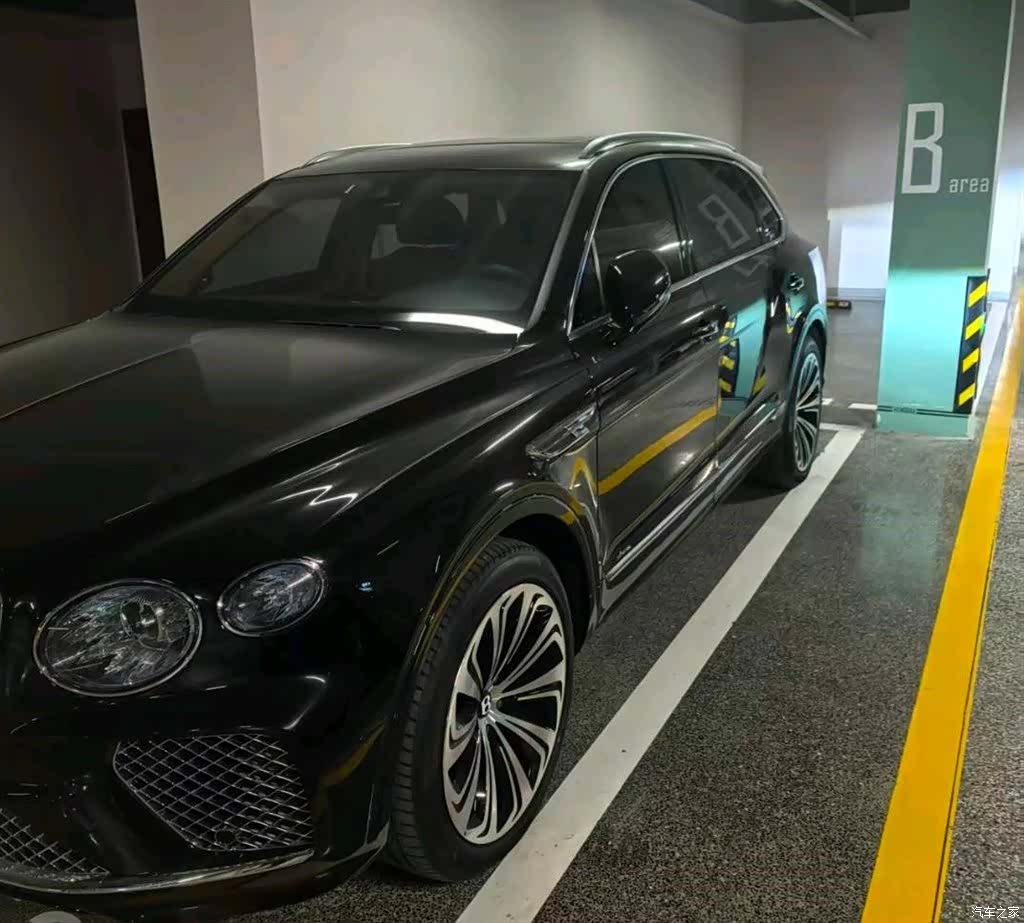 Bentley Bentayga, 2024 4