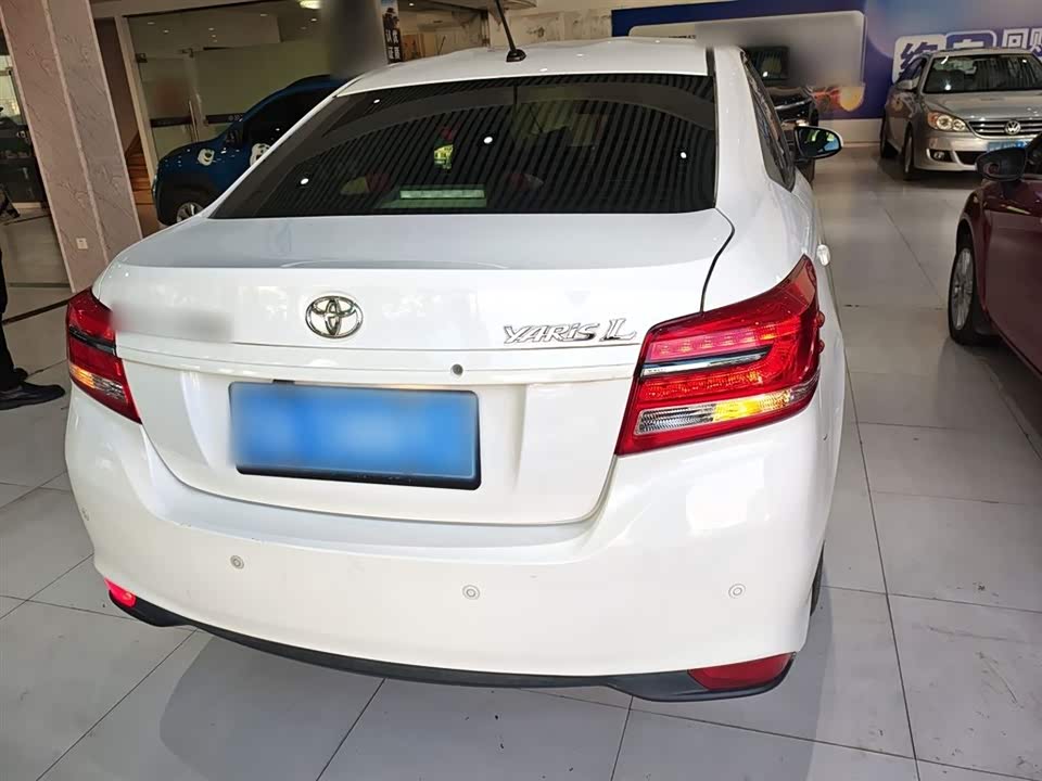 Toyota YARiS L to enjoy