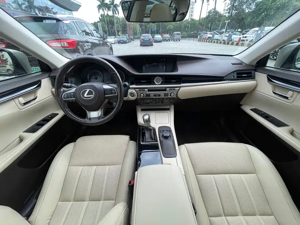 Lexus ES