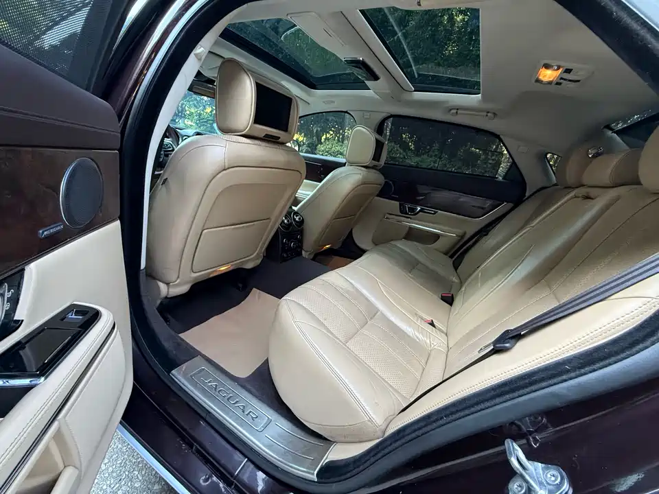 Jaguar XJ Jaguar XJ