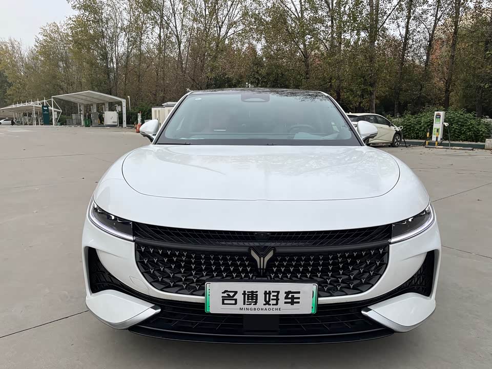 VOYAH Lantu chasing light