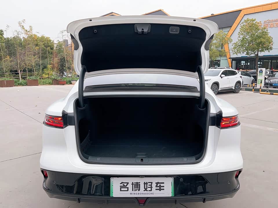 VOYAH Lantu chasing light