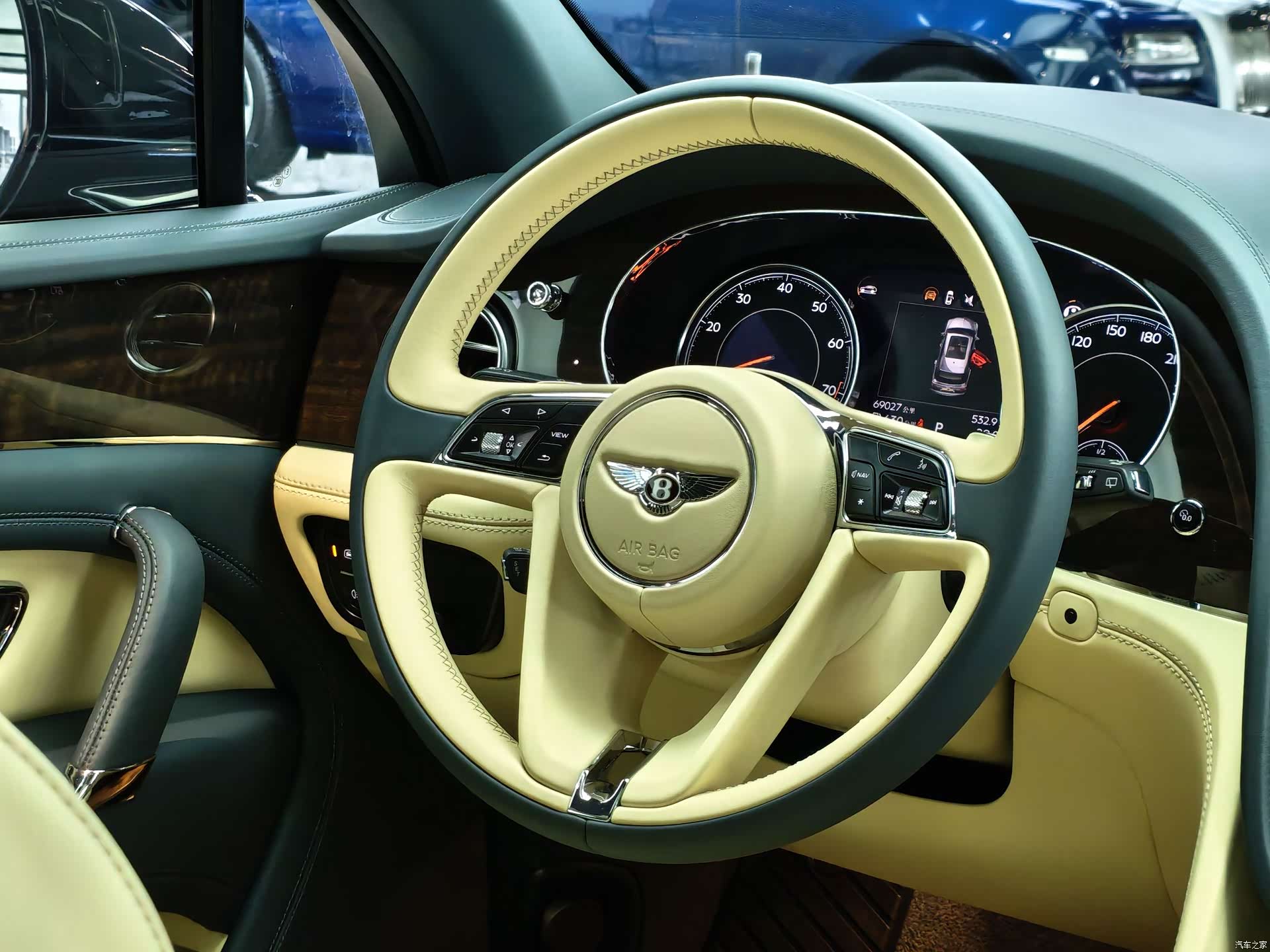 Bentley Bentayga, 2020 10