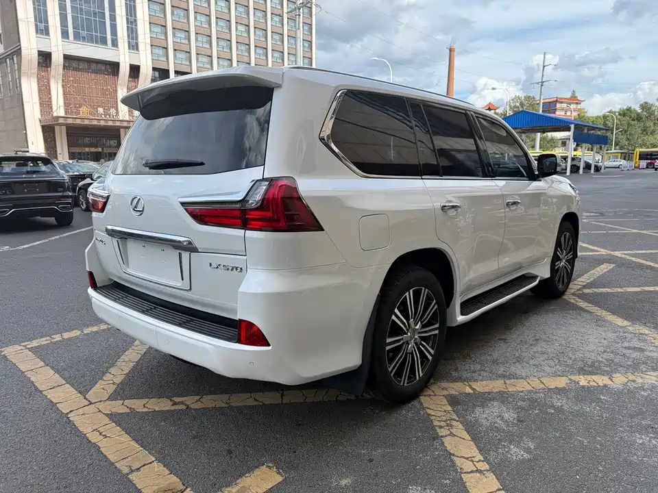 Lexus LX
