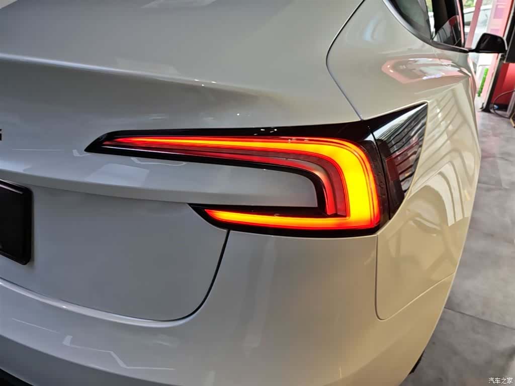 Tesla Model 3, 2025 8