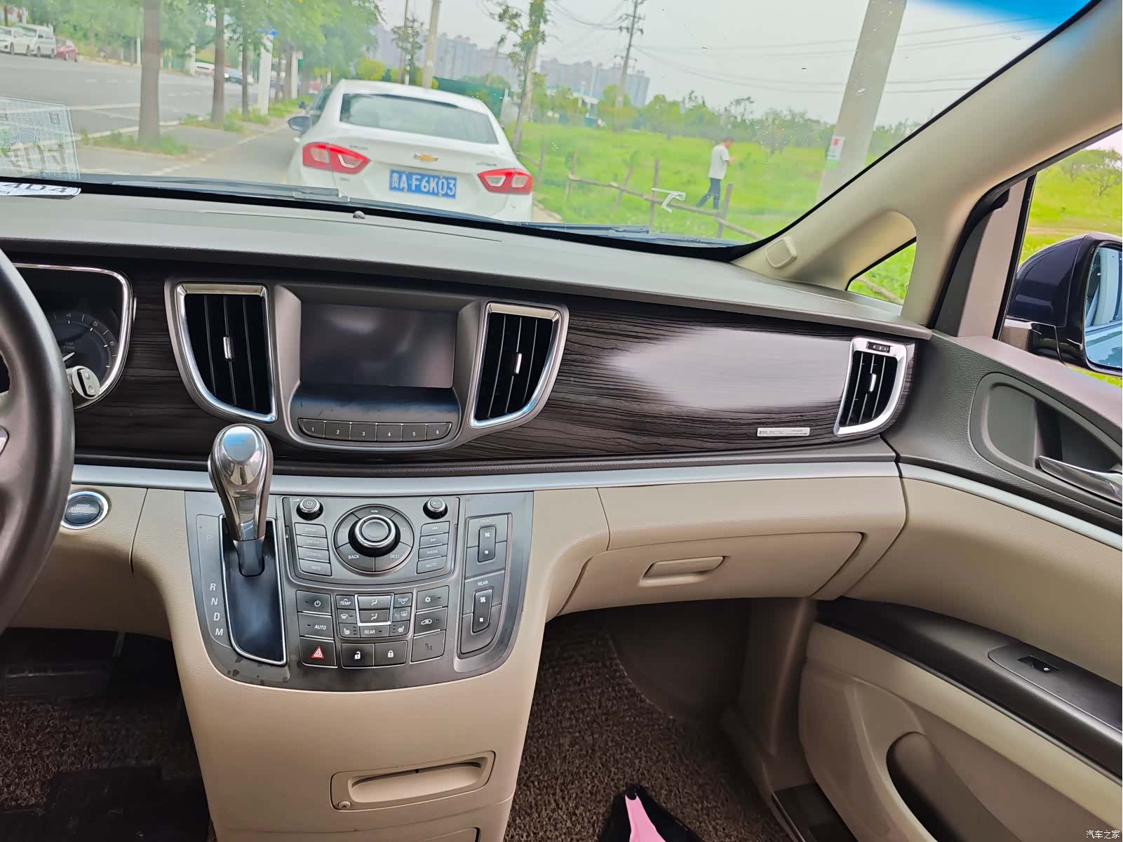 Buick GL8, 2011 14