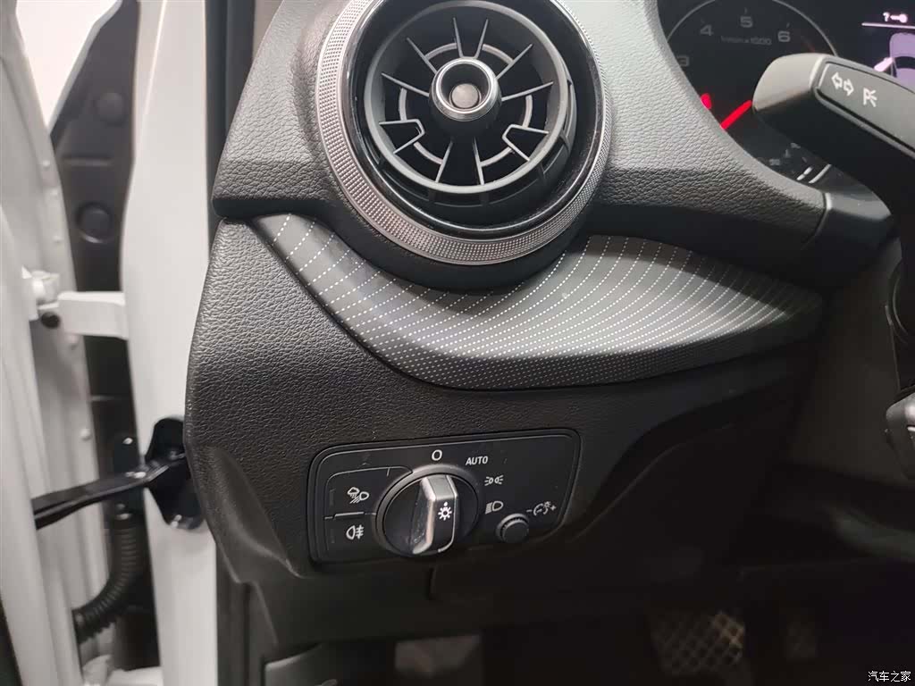 Audi Q2L, 2024 29