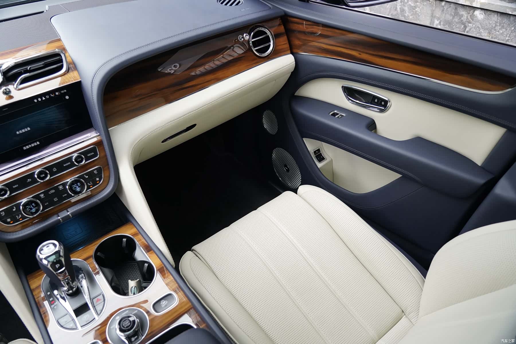 Bentley Bentayga, 2024 11