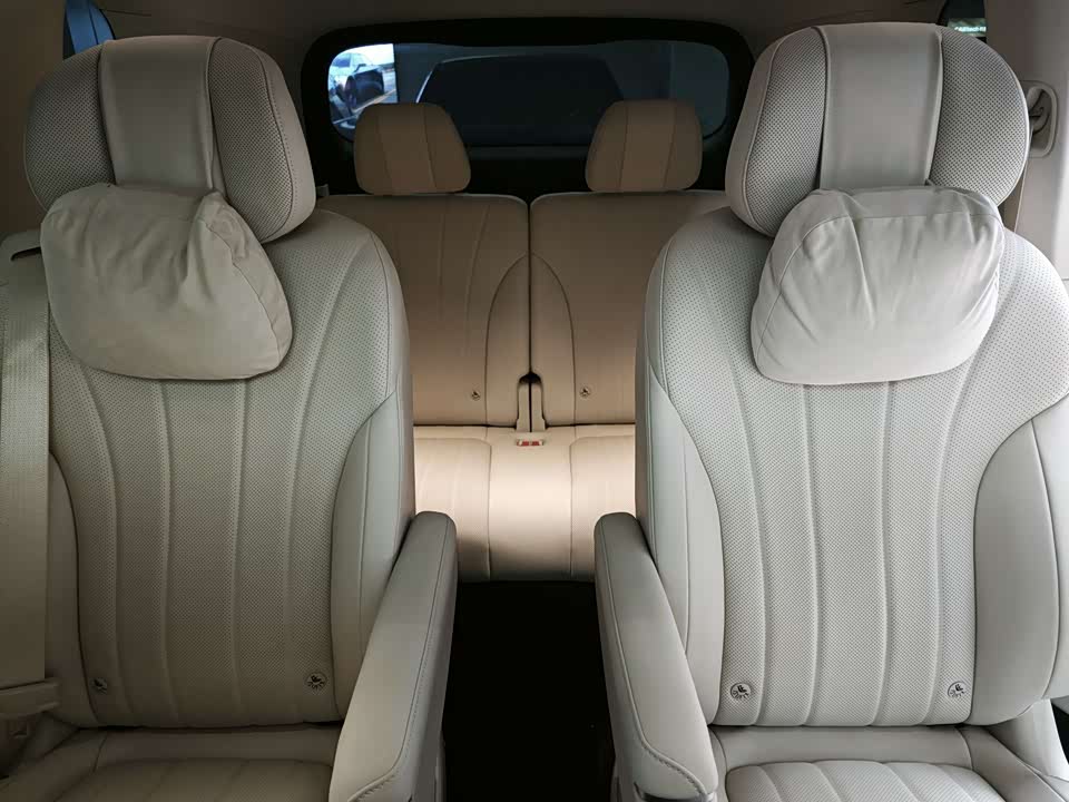 AITO Ask the world M8