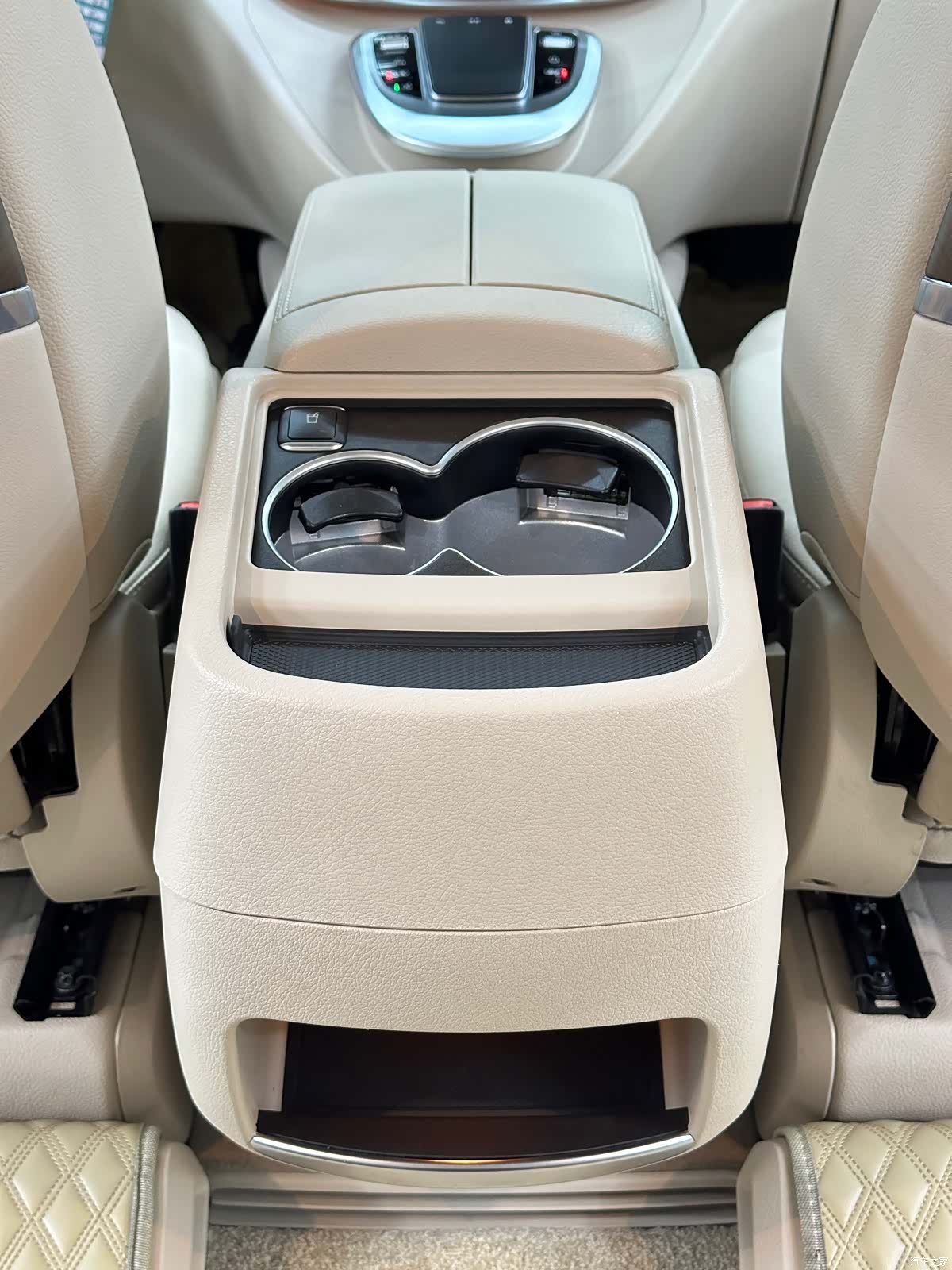 Mercedes-Benz V-Class, 2023 23