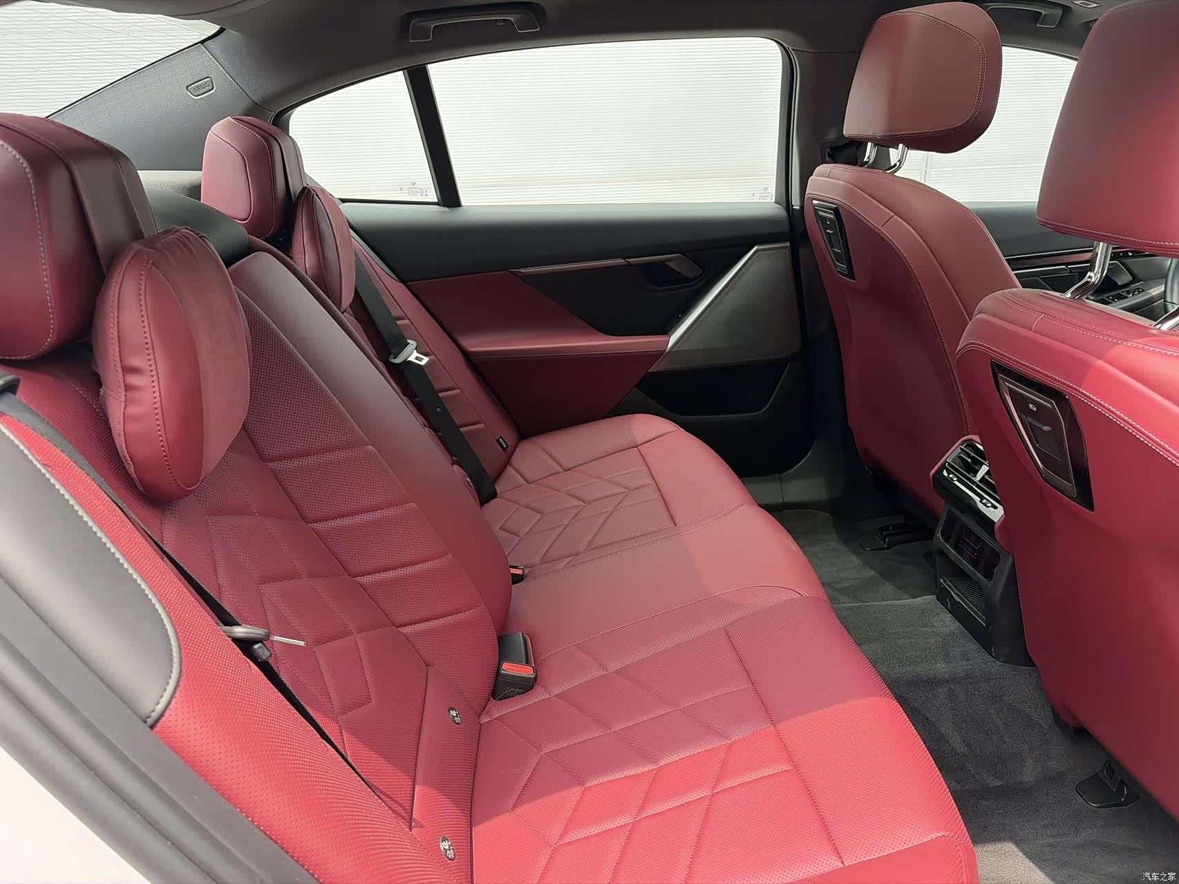 BMW i5, 2025 10