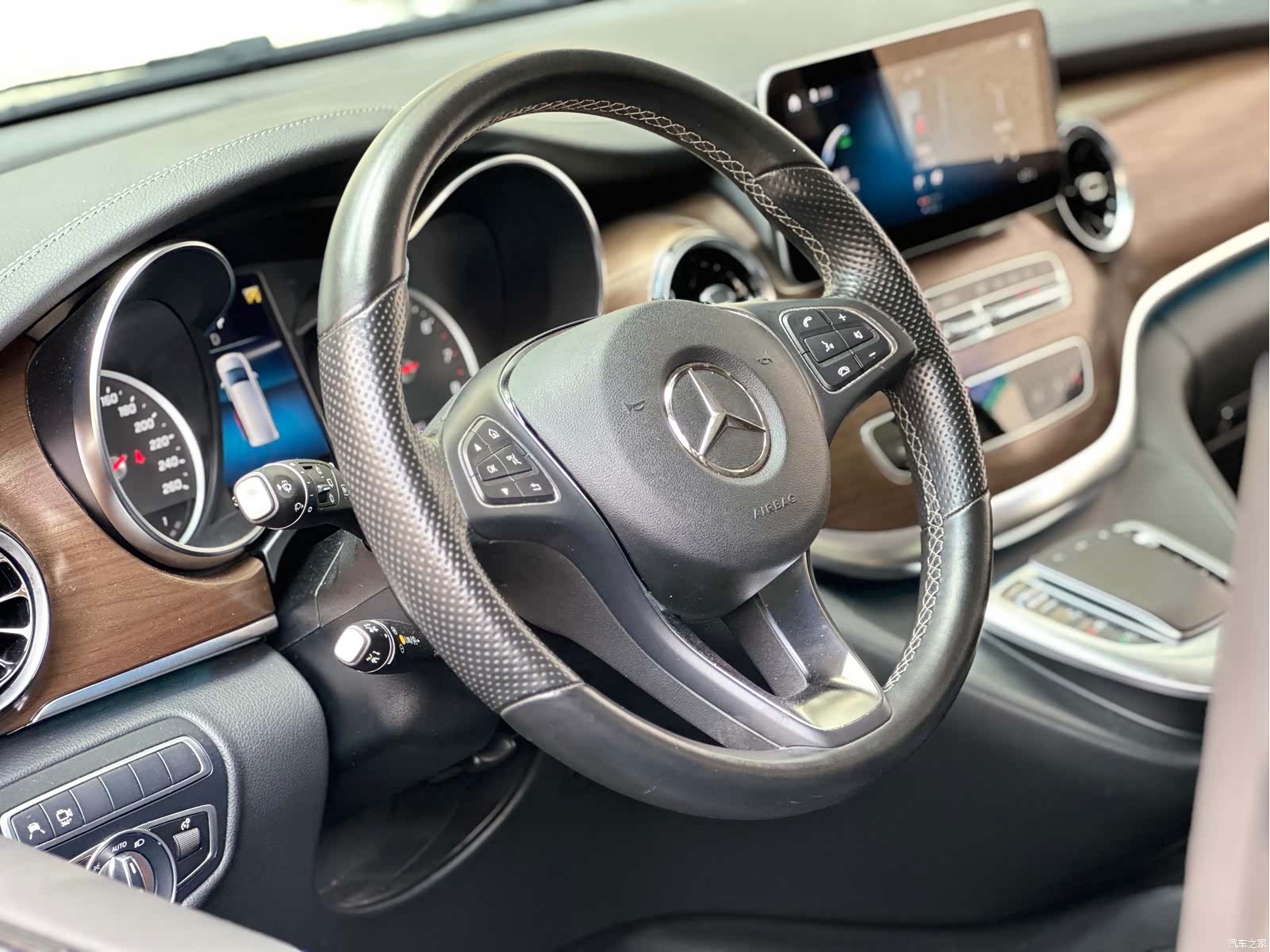 Mercedes-Benz V-Class, 2022 10
