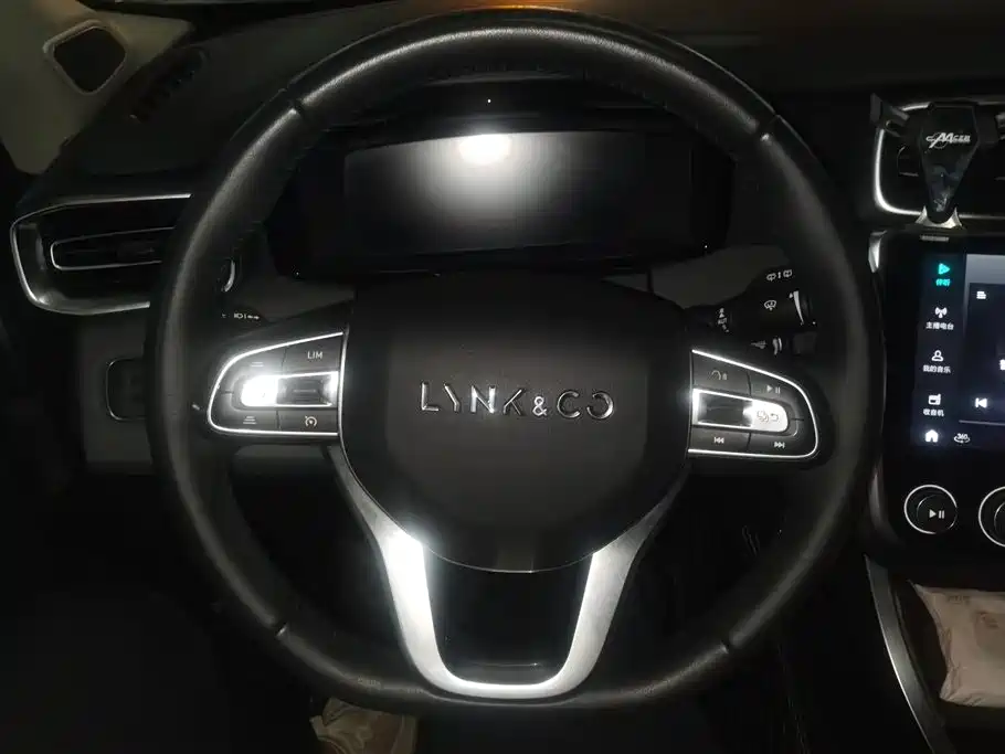 Lynk & Co 01