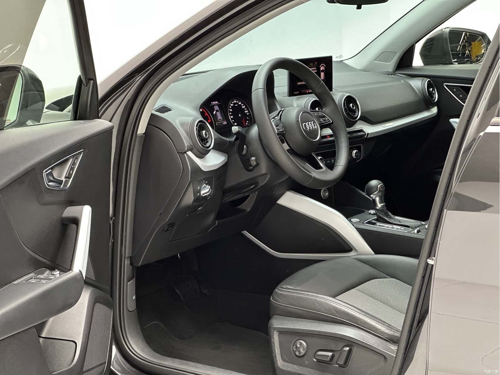 Audi Q2L, 2019 13