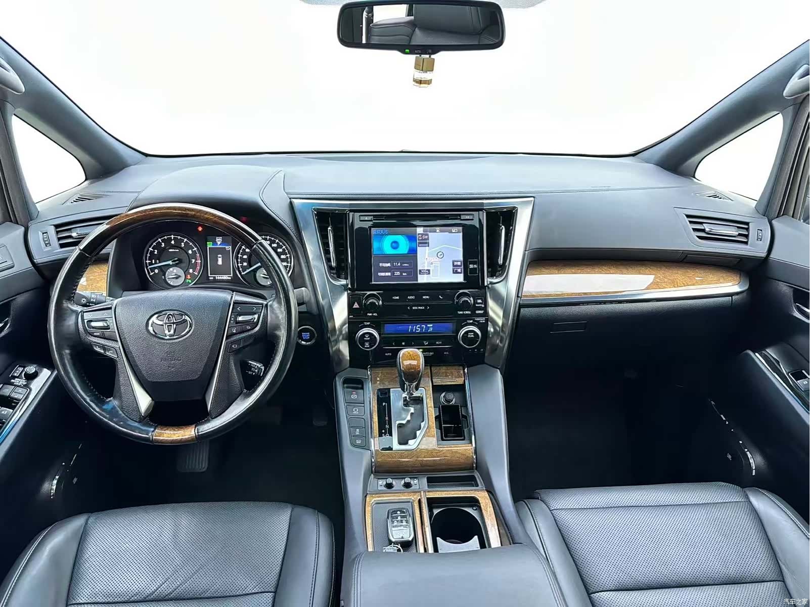 Toyota Alphard, 2016 3