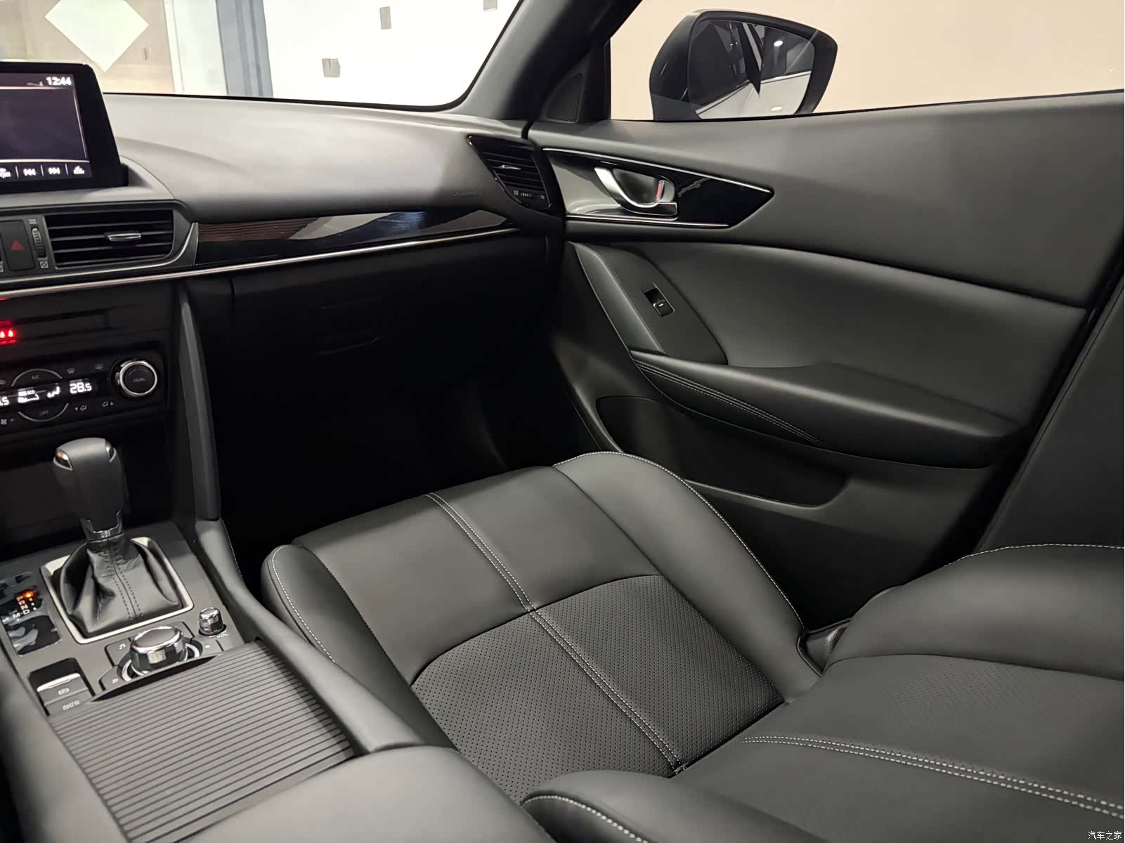 Mazda CX-4, 2023 10