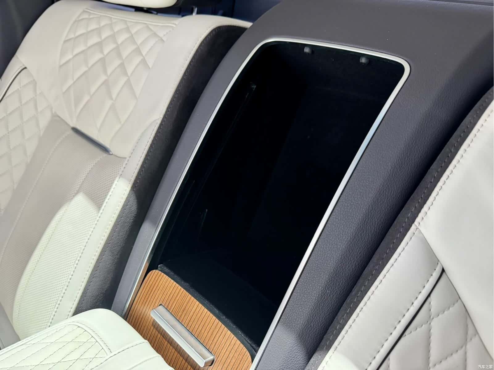 Hongqi E-HS9, 2021 11