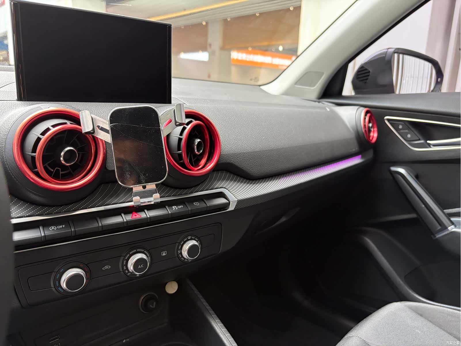 Audi Q2L, 2019 8