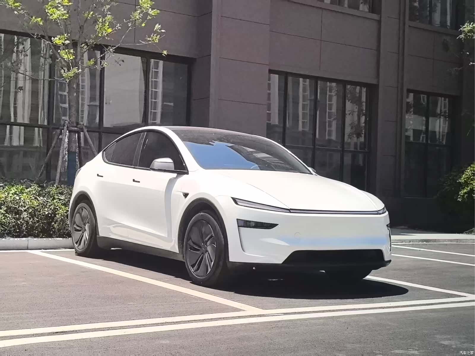 Tesla Model Y, 2025 3