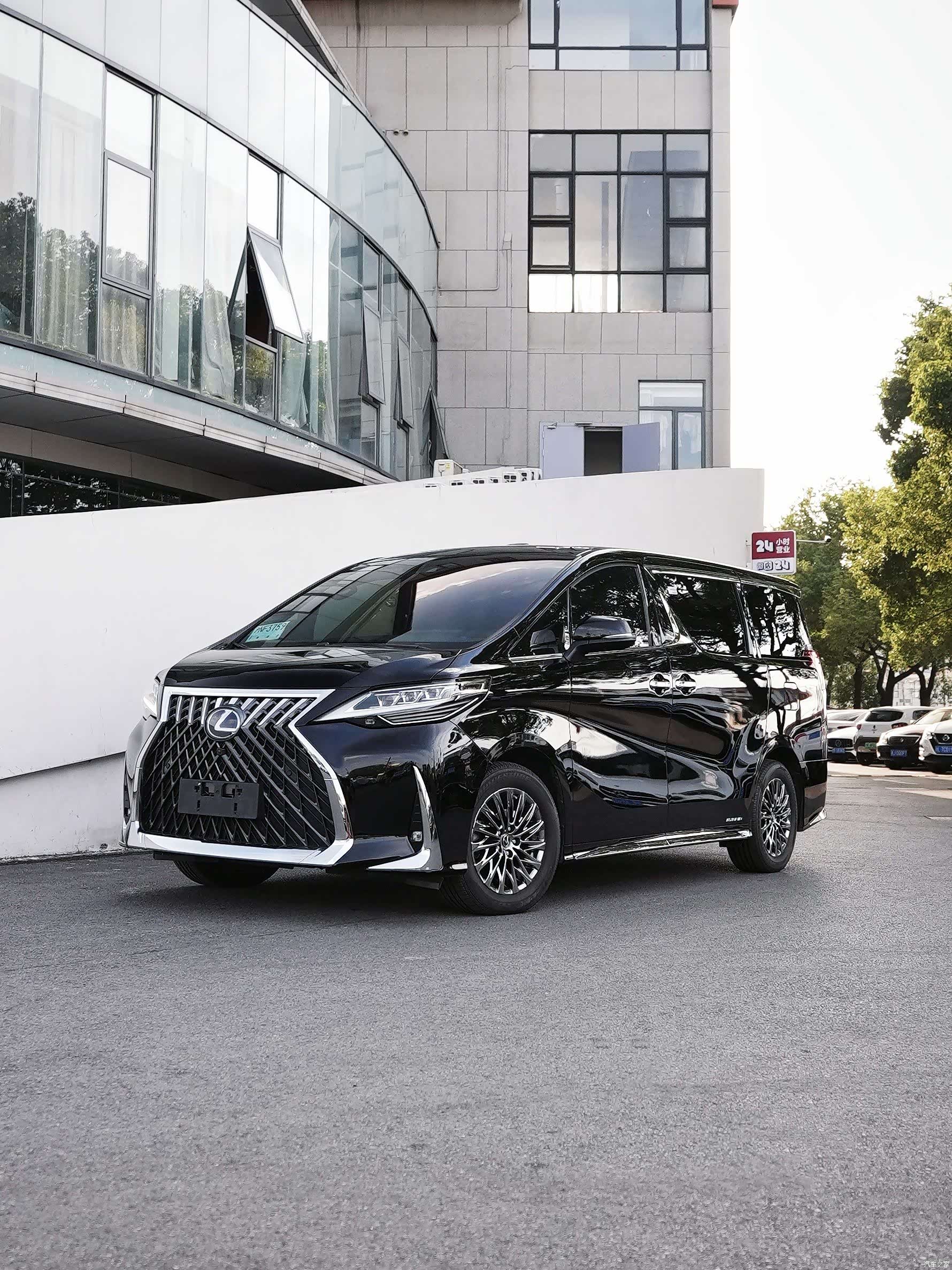 Lexus LM
