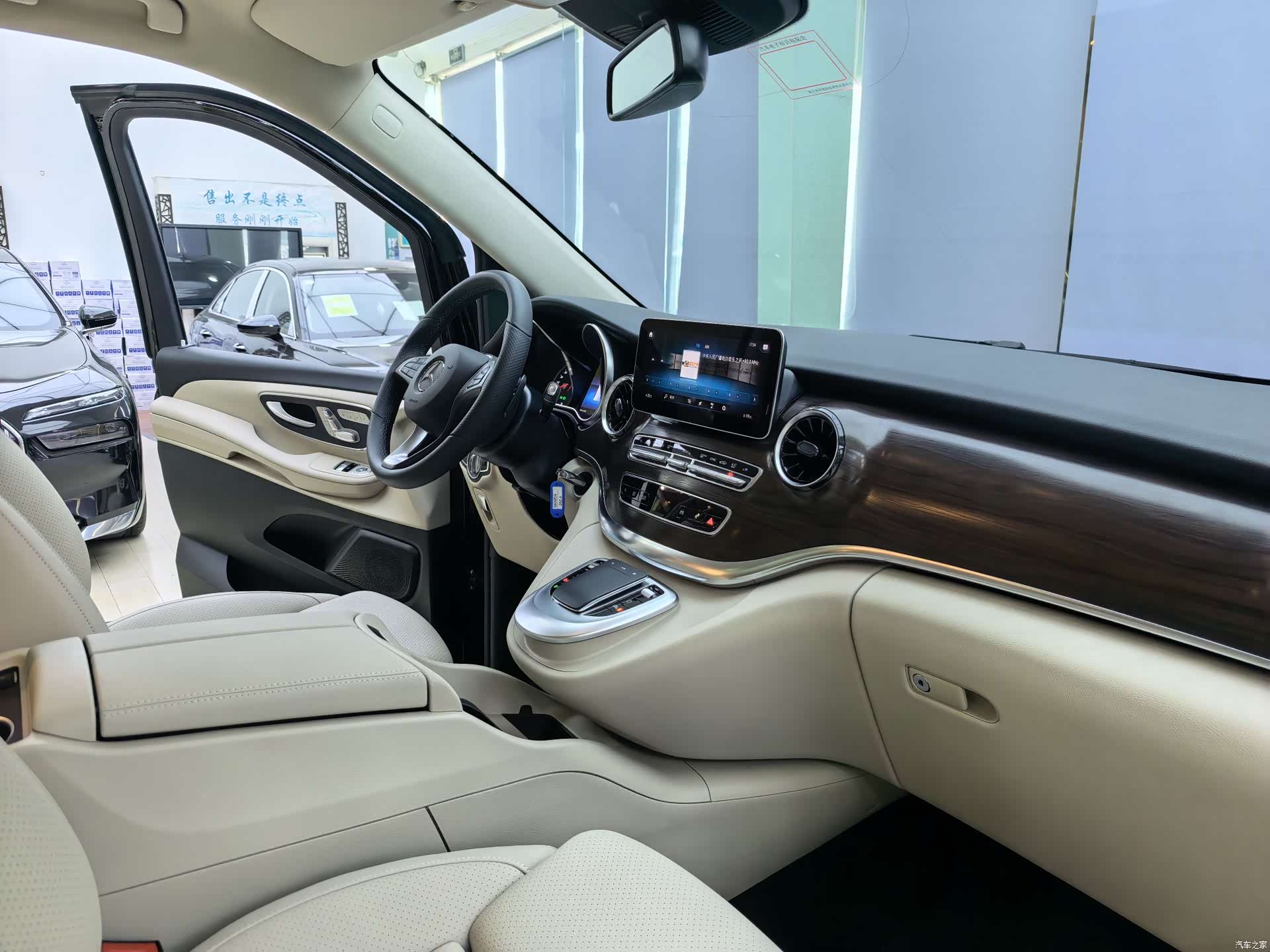 Mercedes-Benz V-Class, 2024 7