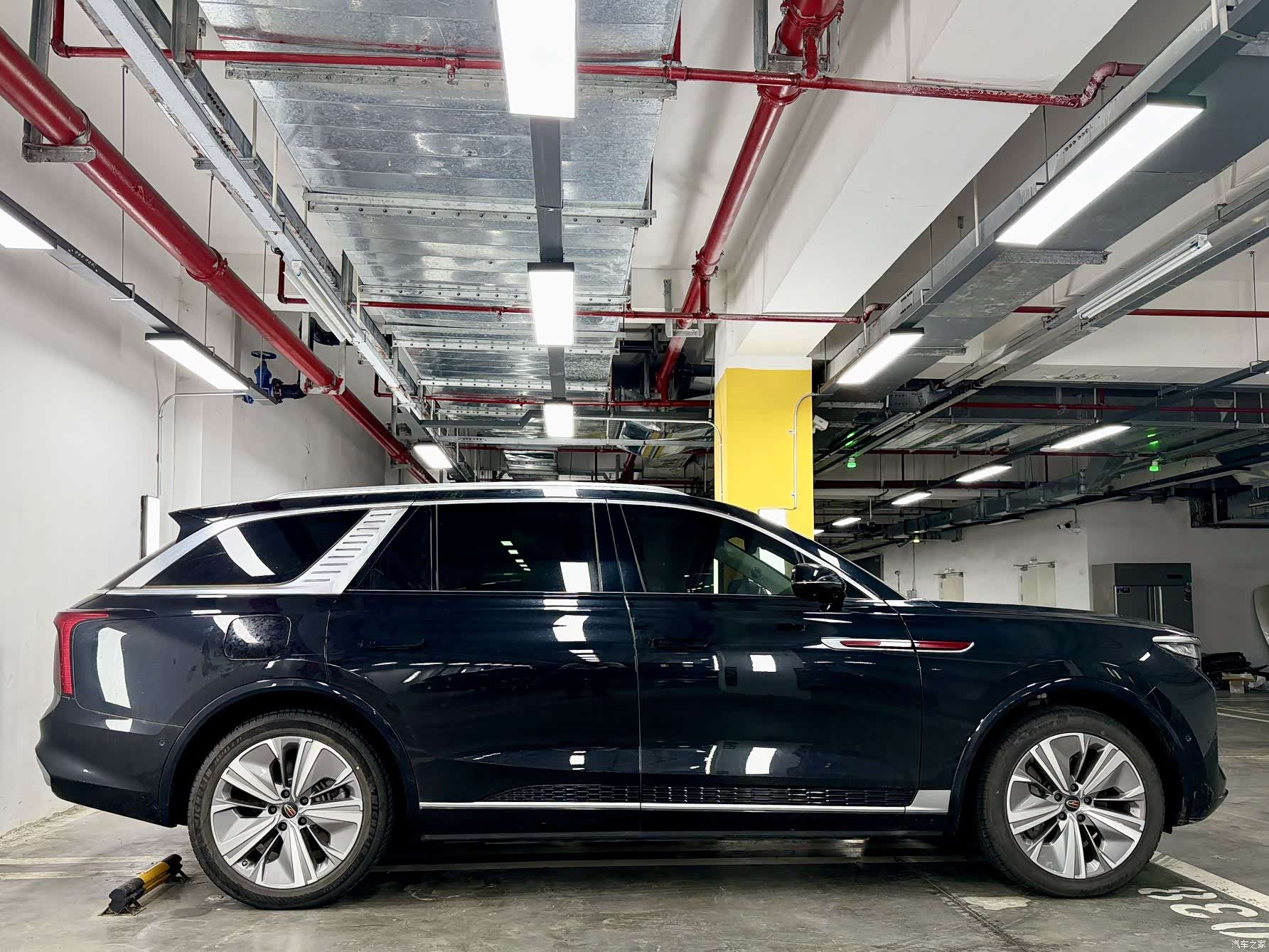 Hongqi E-HS9, 2023 3