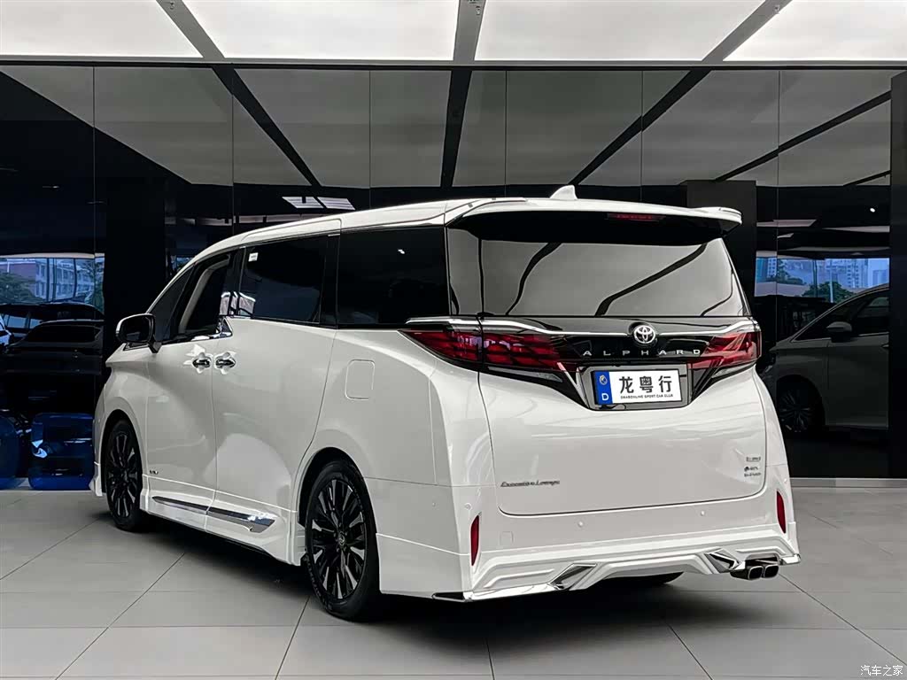 Toyota Alphard, 2025 4