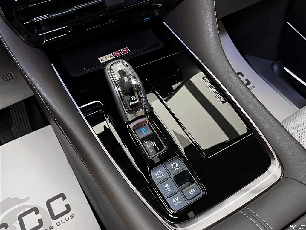 Toyota Alphard, 2025 7