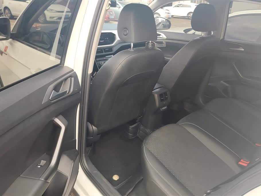 Volkswagen Exploring the shadow