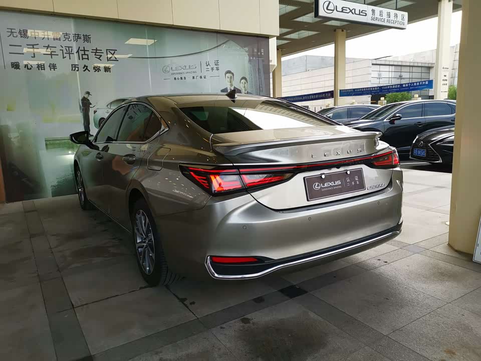 Lexus ES