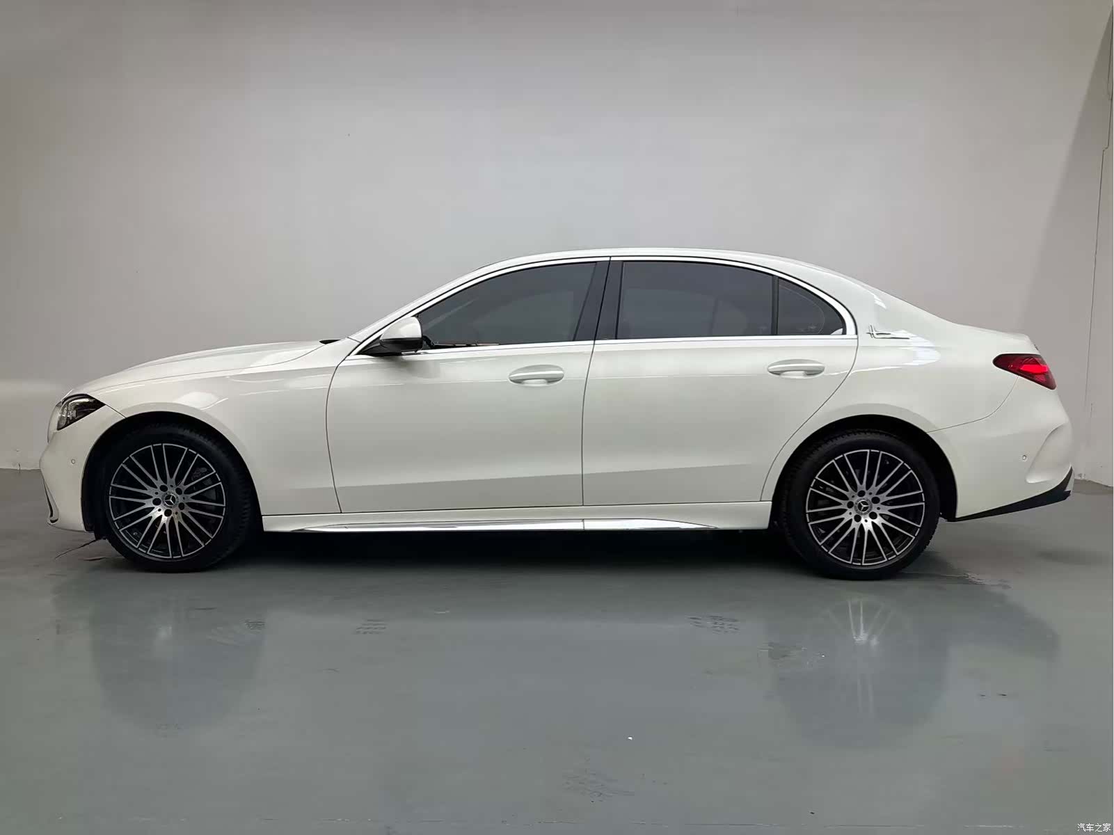 Mercedes-Benz C-Class, 2024 3