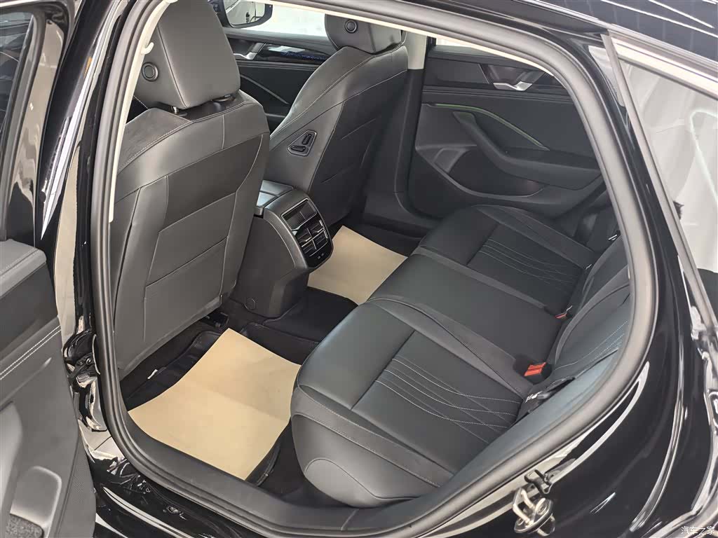 Volkswagen Magotan, 2025 13