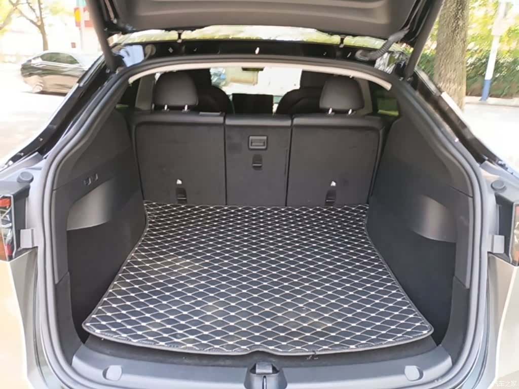 Tesla Model Y, 2023 19