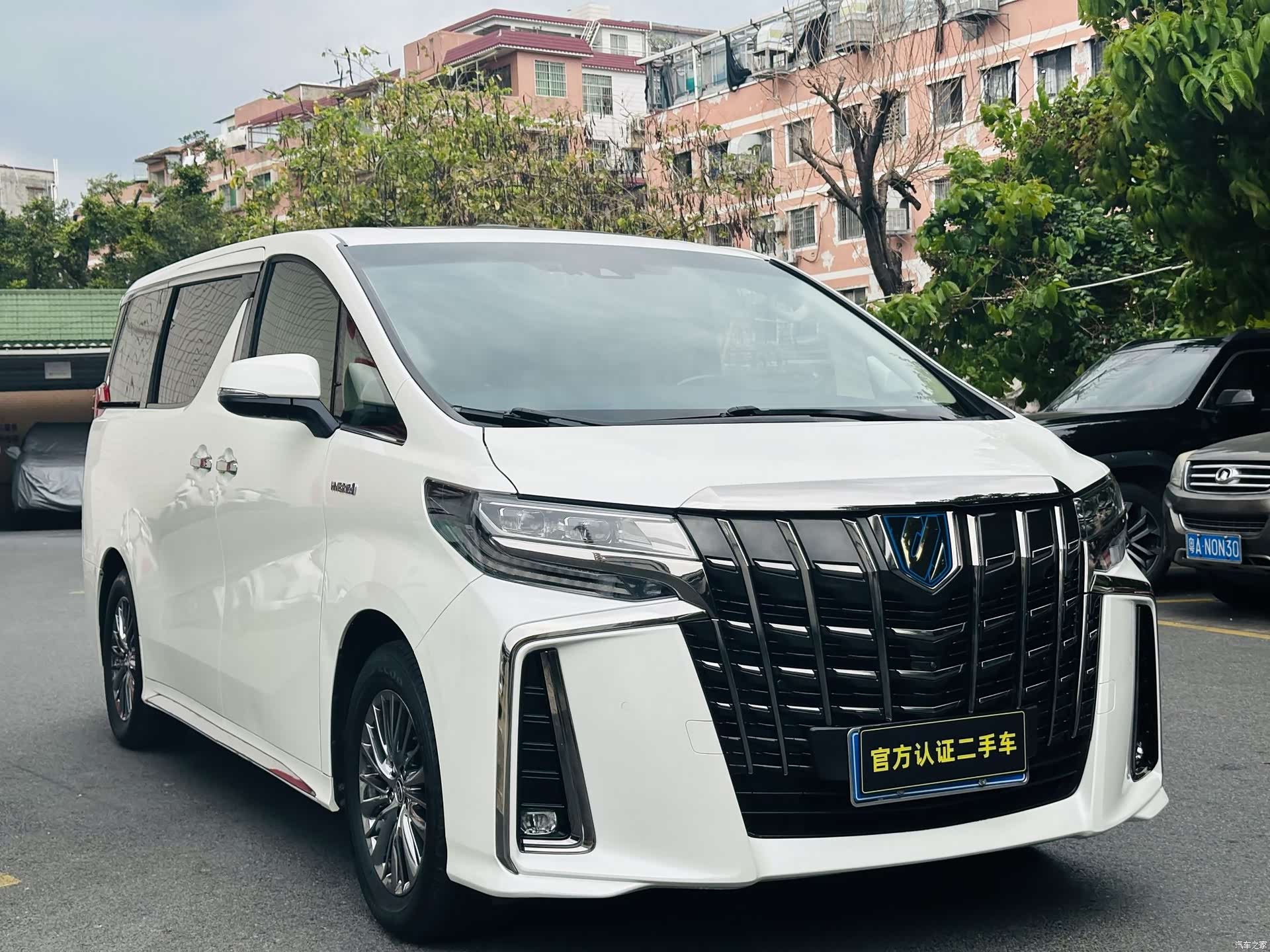 Toyota Alphard, 2023 3