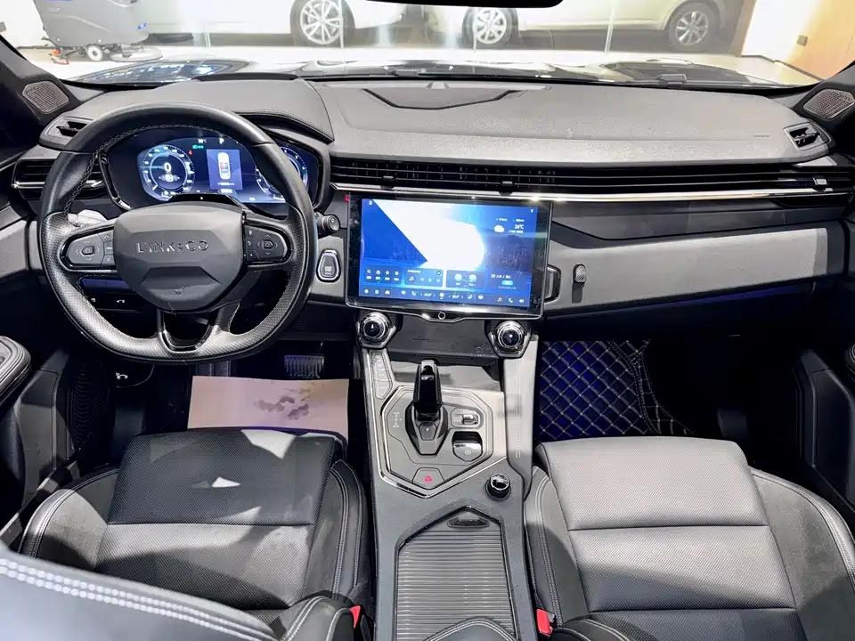 Lynk & Co 01