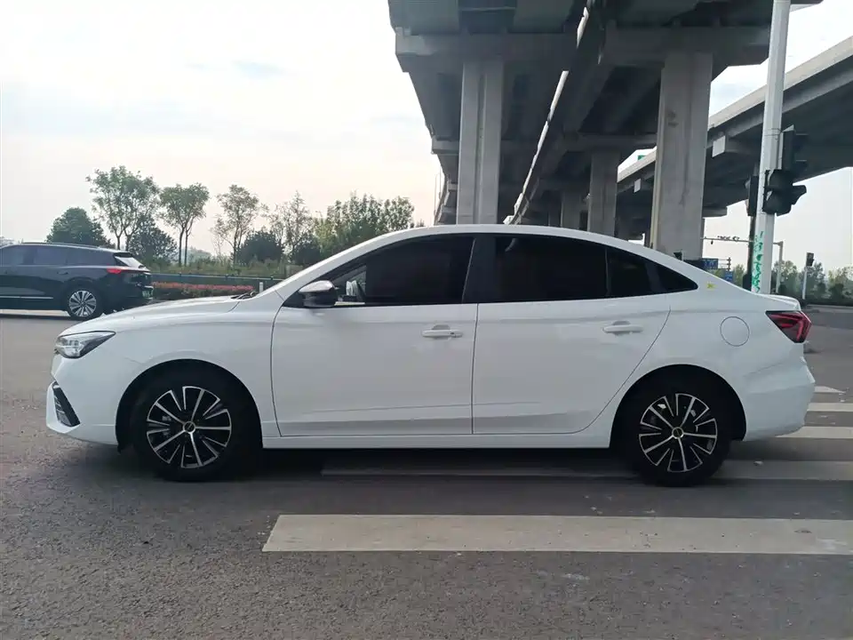 Roewe i5