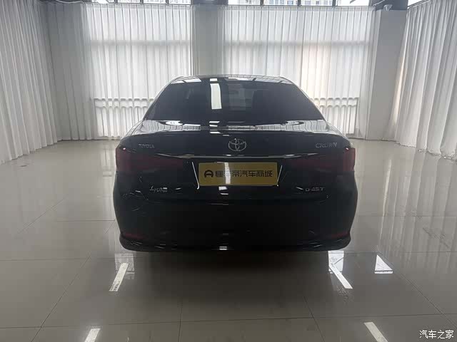 Toyota Crown, 2016 все фото