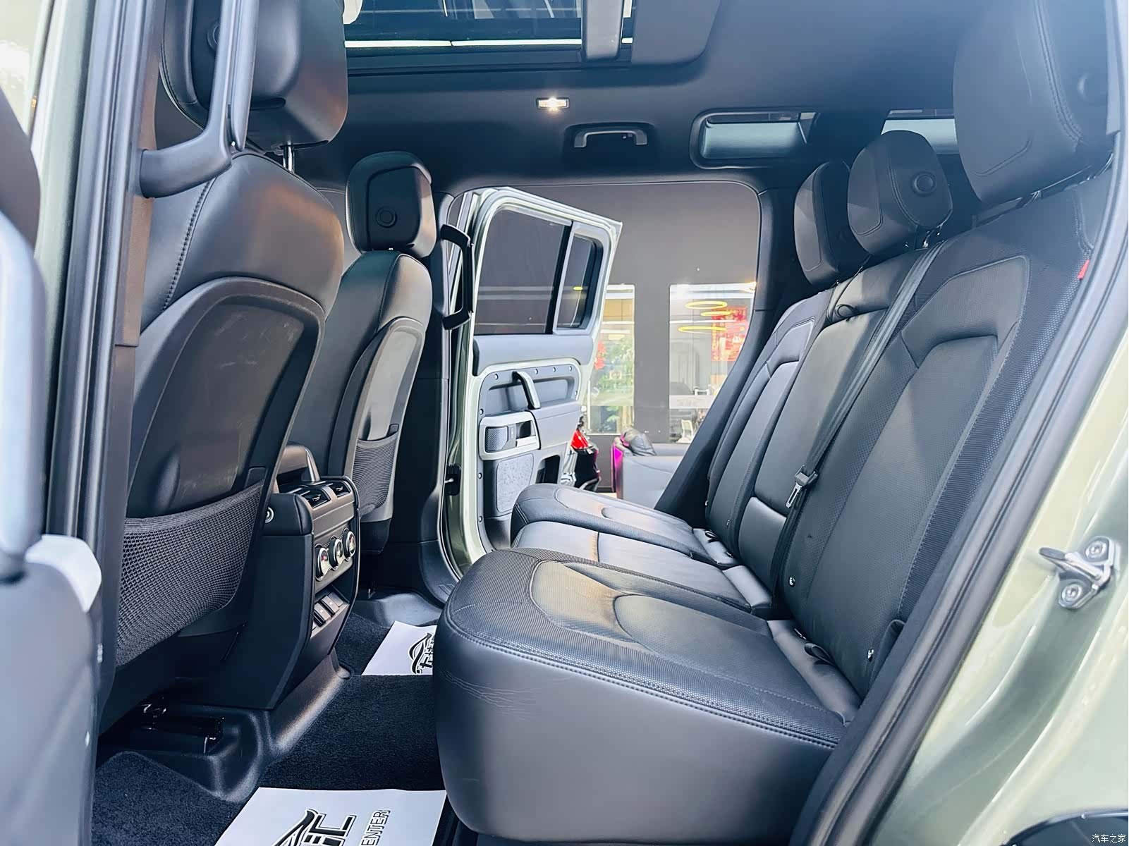 Land Rover Defender, 2023 10