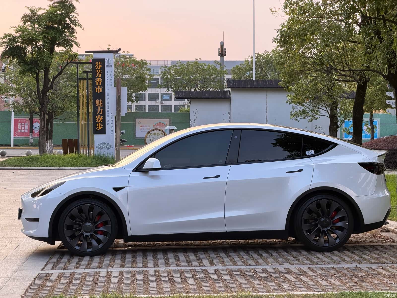 Tesla Model Y, 2023 4