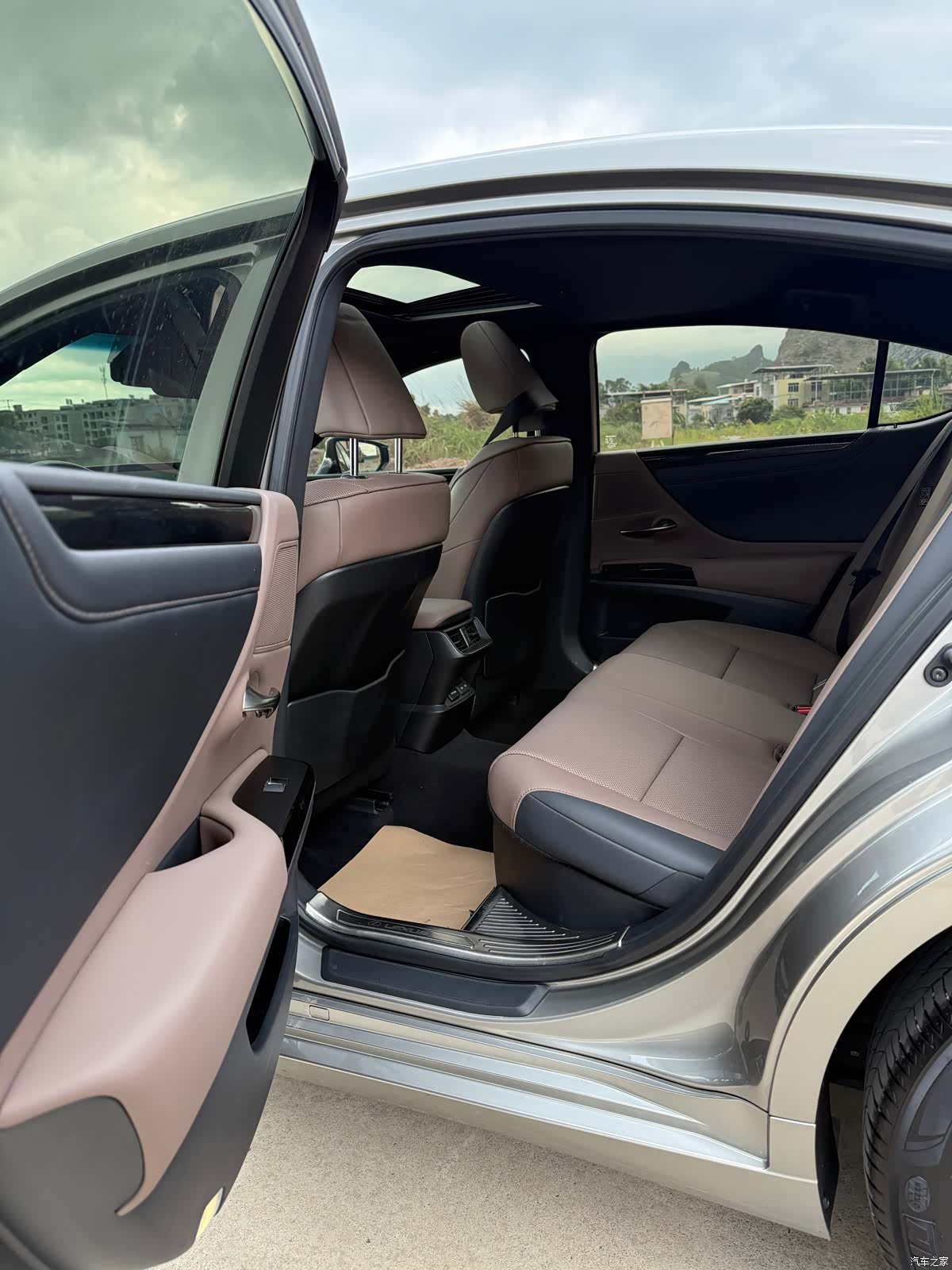 Lexus ES, 2023 все фото