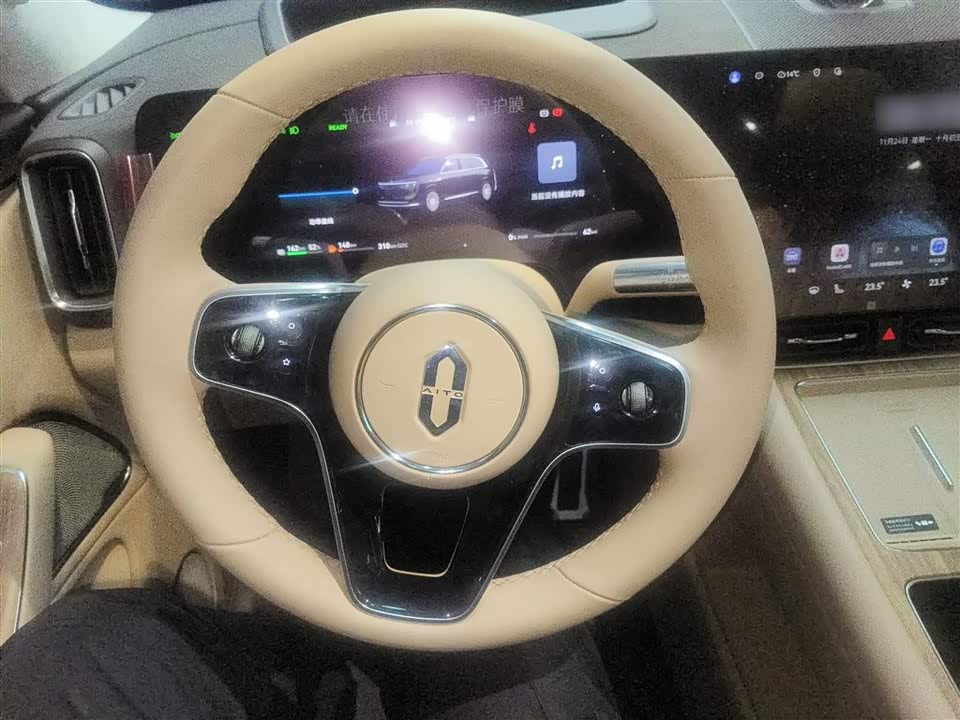 AITO Ask the world M8