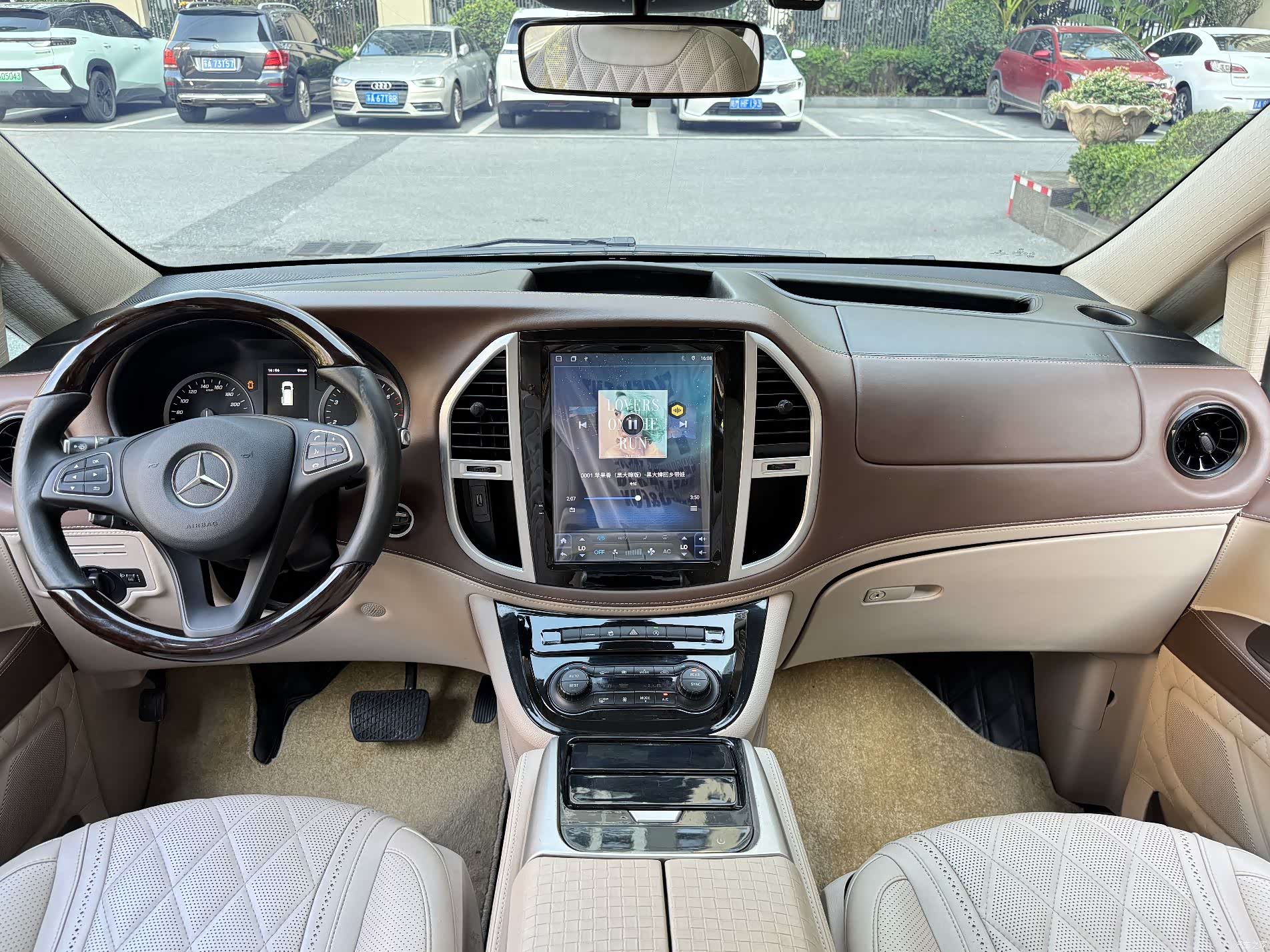 Mercedes-Benz 7, 2022 10