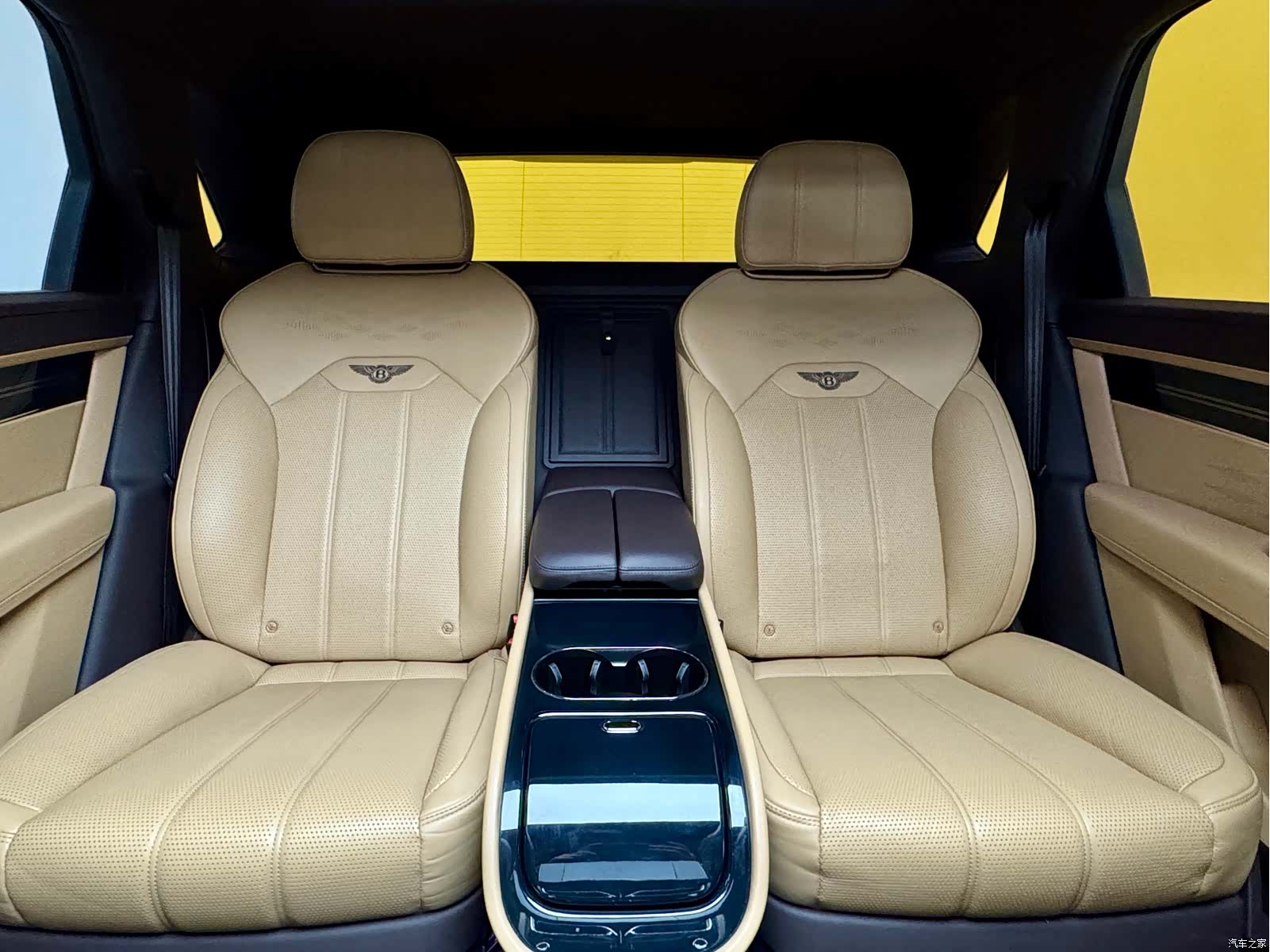 Bentley Bentayga, 2023 22