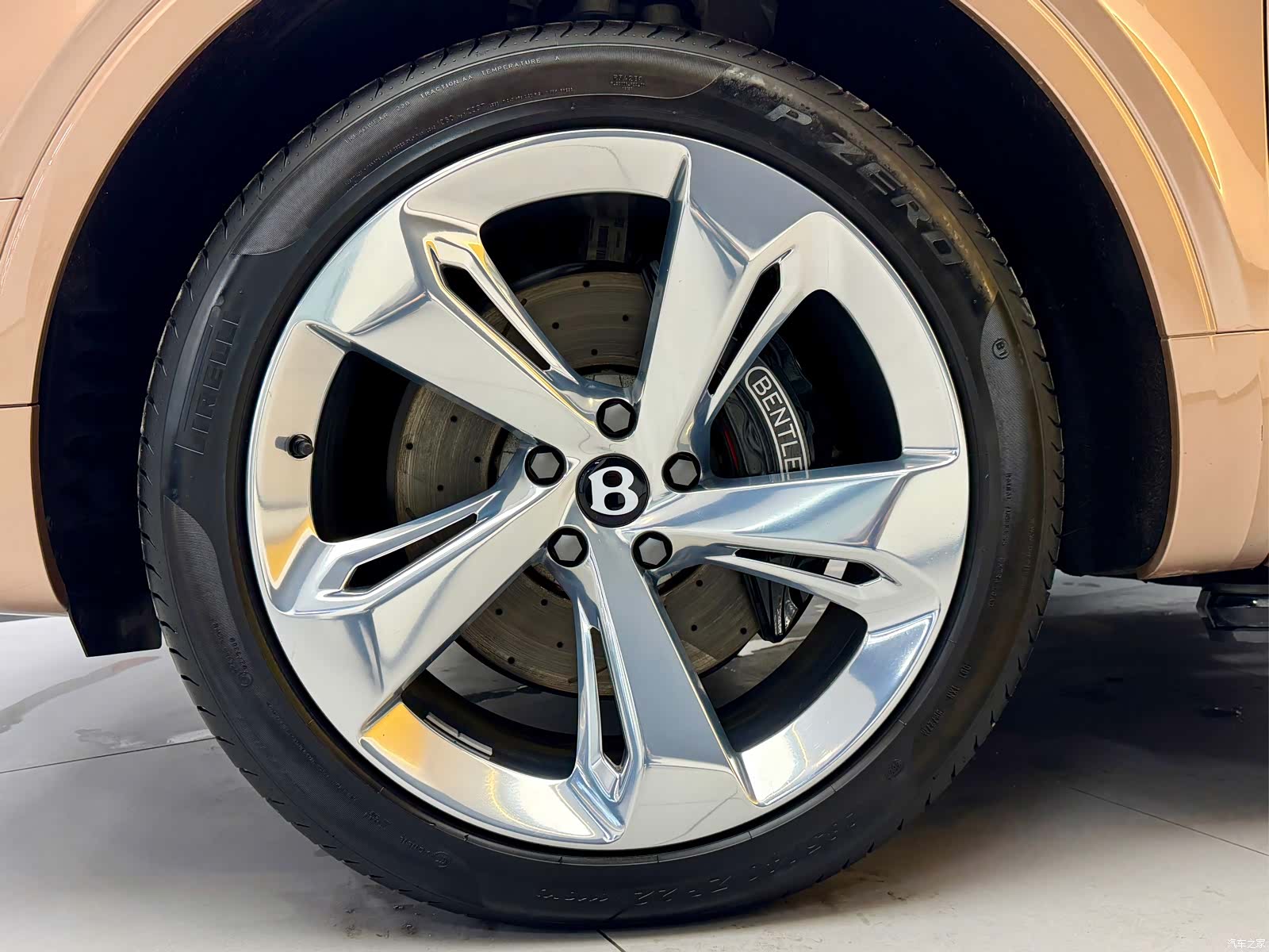 Bentley Bentayga, 2023 32
