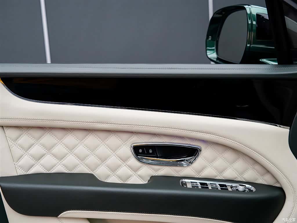 Bentley Bentayga, 2022 8